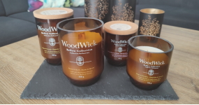 Hledáte zodpovědně vyrobené vonné svíčky, takové jsou vonné svíčky WoodWick z kolekce ReNew.