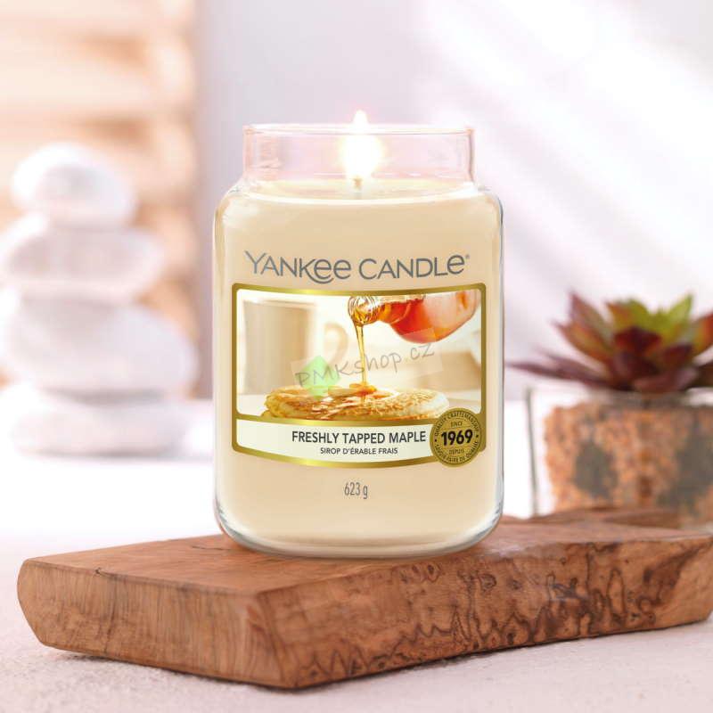 Yankee Candle střední vonná svíčka classic Freshly Tapped Maple