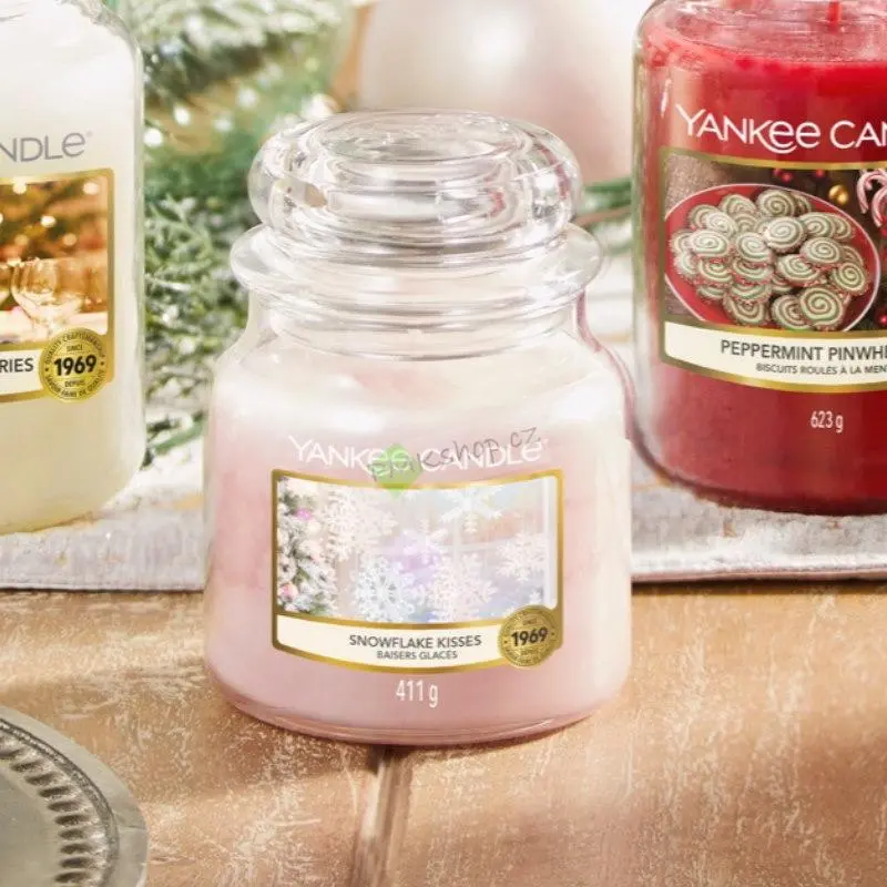 Yankee Candle střední vonná svíčka Classic Snowflake Kisses