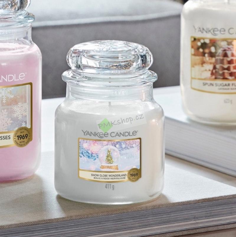 Yankee Candle střední vonná svíčka Classic Snow Globe Wonderland
