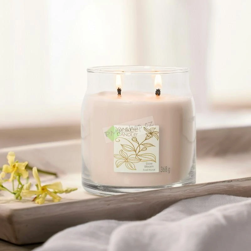 Yankee Candle Signature střední vonná svíčka Slow Bloom