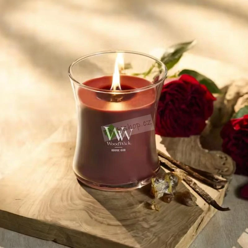 Woodwick střední vonná svíčka Rouge Oud